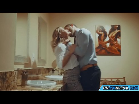 ❤️ جب ایک خوبصورت سنہرے بالوں والی آپ کو عوامی بیت الخلاء میں مائل کرتا ہے۔ ☑ پر ur.pornjimbo.ru ﹏